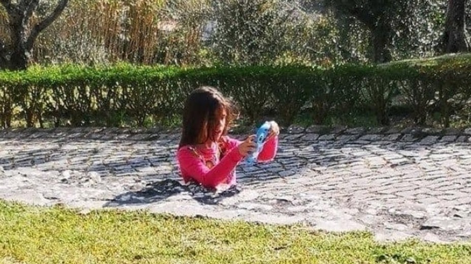 Zaseknuté dievča v chodníku mätie sociálne siete. Uhádnete ten fígeľ?