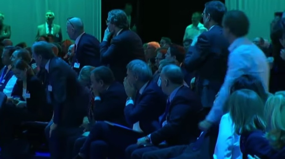 Nemecký minister po príhovore stratil balans a nekontrolovateľne sa zrútil z pódia