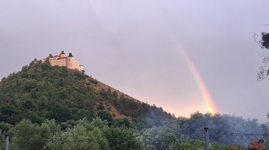 FOTO a VIDEO: Požiar pod hradom Krásna Hôrka. Zásah hasičov komplikovalo počasie