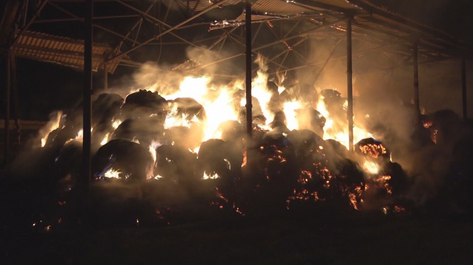 Majiteľovi družstva zhorelo 1500 balíkov sena. Zažil už deviaty požiar senníkov