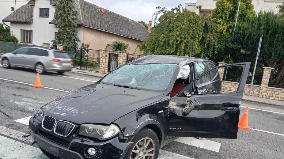 FOTO: BMW po náraze do dvoch áut skončilo na streche. Pri Košiciach úradoval zrejme mikrospánok