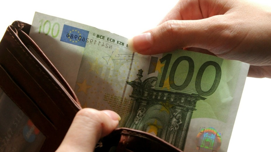 Desaťtisíce Slovákov dostanú tento mesiac o sto eur viac. Týka sa to aj vás?