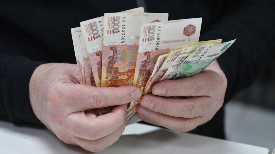 Omyl z neho spravil boháča. Robotníkovi poslali na účet výplaty jeho 34 kolegov