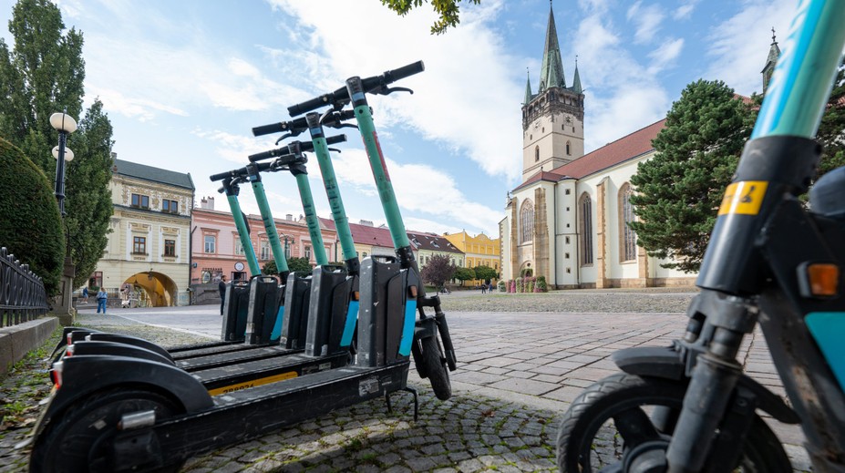Kolobežky verzus chodci: Poslanec Vážny navrhuje obmedziť rýchlosť na chodníkoch. Stanovil toto číslo