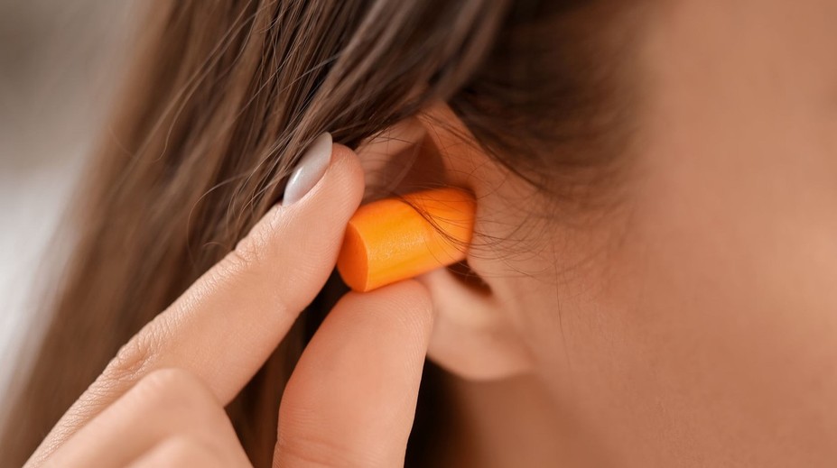 Decibely útočia aj v slúchadlách. Zátky, správna hygiena a nižšia hlasitosť zachránia vaše uši