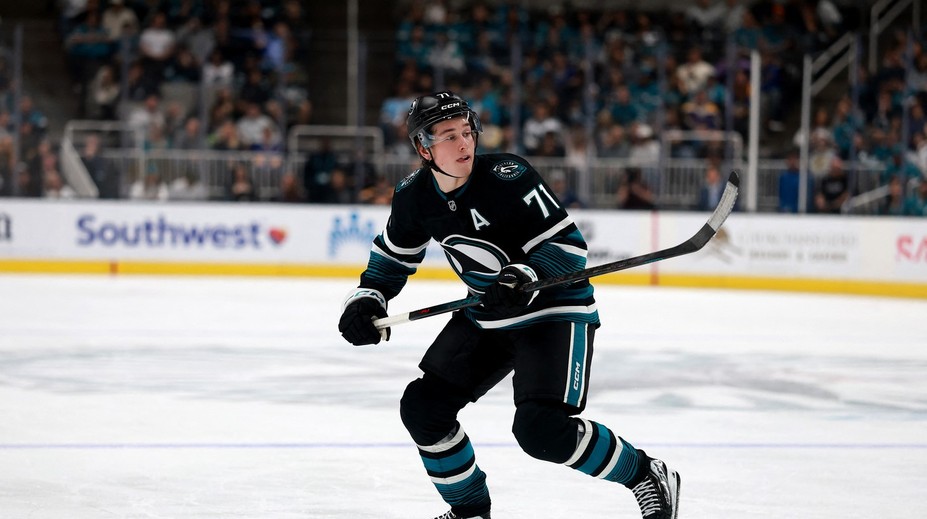 VIDEO: Pred ním to dokázali len piati velikáni. Tínedžer Celebrini pokoril magickú stobodovú hranicu