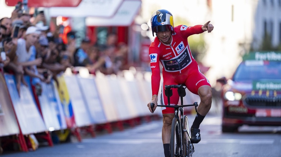Slovinec Roglič oslavovat štvrtý celkový triumf na Vuelte. Vyrovnal historický rekord Španiela Herasa