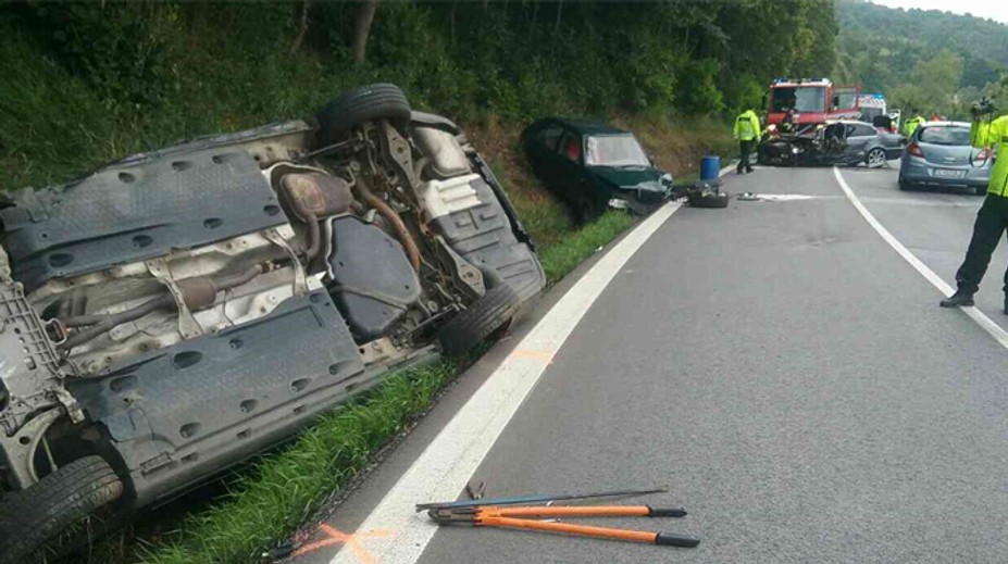 Vážna nehoda v obci Hniezdne. Dve autá vyleteli z cesty, zasahuje vrtuľník