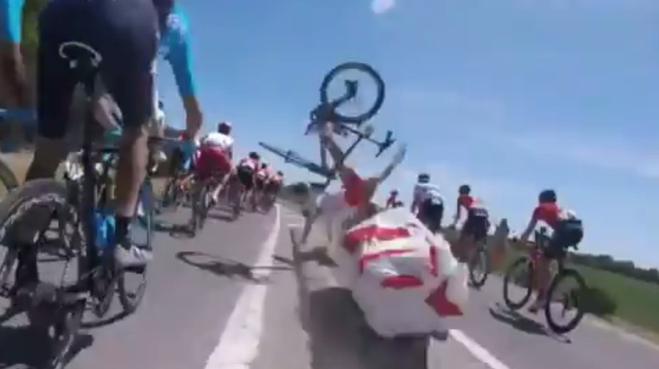 VIDEO: Prvý hrozivý pád na Tour de France. Jazdec môže "vďačiť" organizátorom