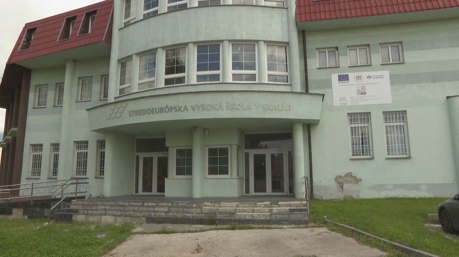 Dlhy a nevyplatené mzdy. Bývalá zamestnankyňa nám priblížila pomery na Kollárovej škole