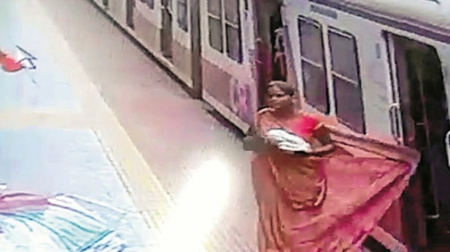 Oblečenie sa jej skoro stalo osudným. Indka takmer skončila pod vlakom