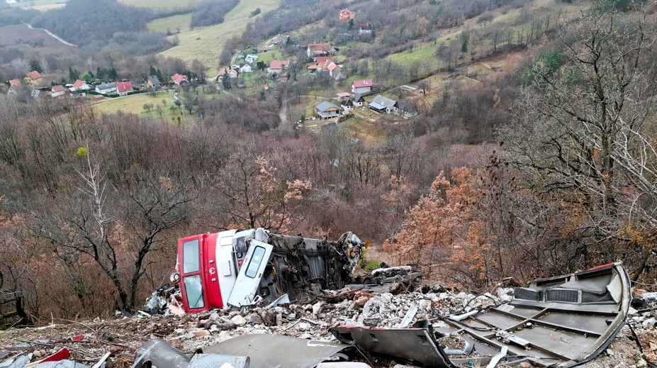 FOTO: Pri Jablonove nad Turňou odstránili poškodený vozeň z októbrovej zrážky vlakov