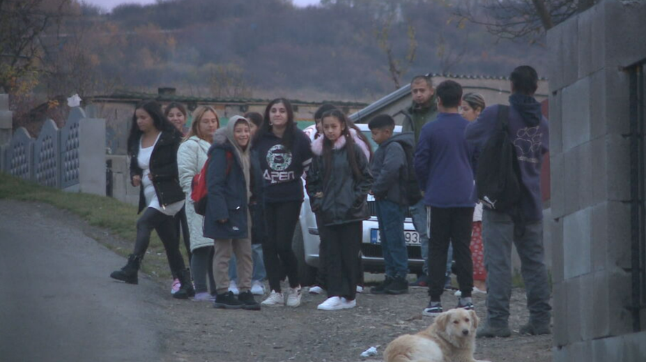 Do pôvodnej školy ich nepustili, a tak musia dochádzať takmer hodinu. Deti z osady v Malom Slivníku sa vrátili do lavíc