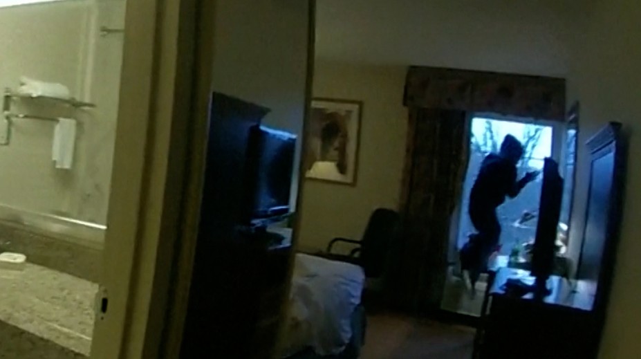 Chcel vyskočiť z okna, aby ušiel polícii. Podozrivému násilníkovi sa teraz smeje celý internet