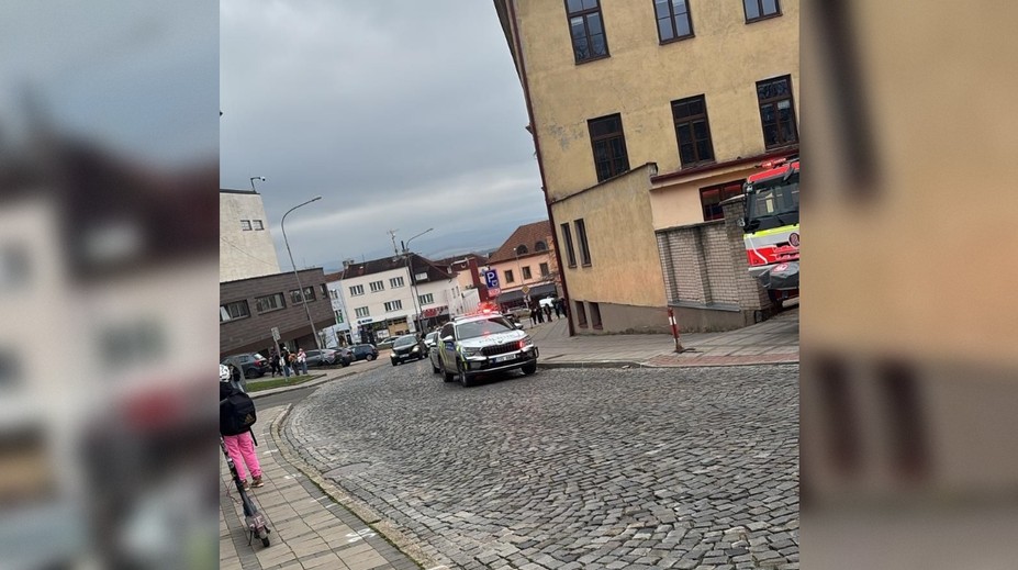 V Uherskom Brode zasahoval policajný pyrotechnik: Nález nebezpečnej látky si vyžiadal evakuáciu celej školy.