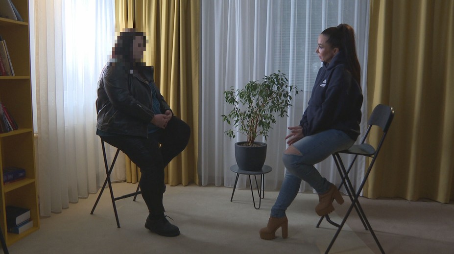 Naháňal ju so sekerou a hovoril, že on sám je satan. Týraná žena má strach o život a prosí o pomoc