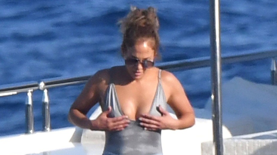 J.Lo dovolenkuje na jachte. Jej bradavky boli poriadne v pozore