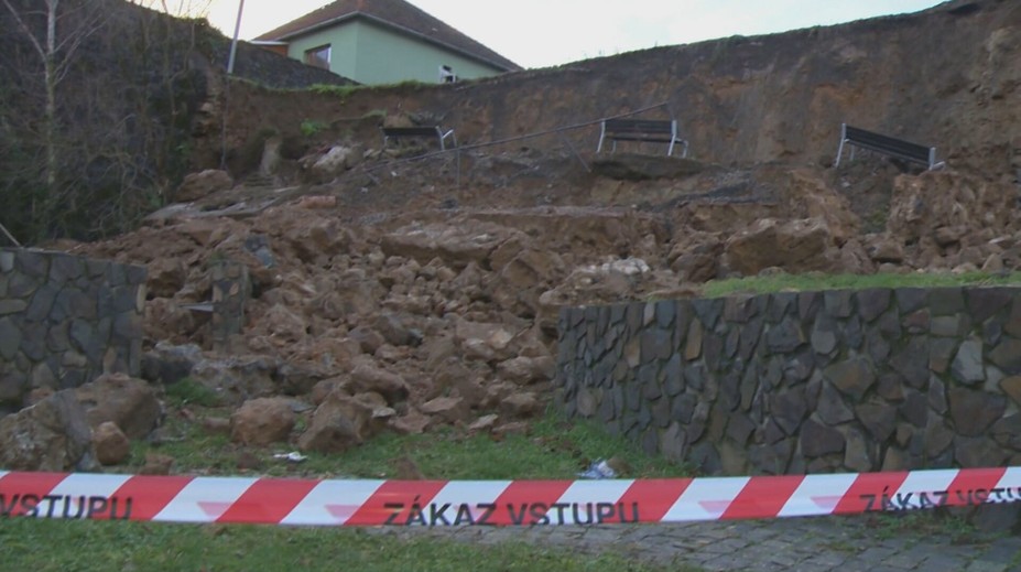 Nočný rachot vydesil obyvateľov Pukanca. Z národnej kultúrnej pamiatky sa zrútila veľká masa kameňa
