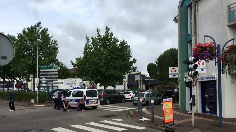 Rukojemnícka dráma v Bruseli. Muž ohrozoval ľudí nožom v supermarkete