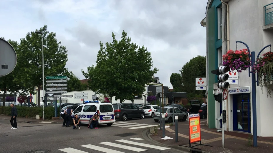 Rukojemnícka dráma v Bruseli. Muž ohrozoval ľudí nožom v supermarkete
