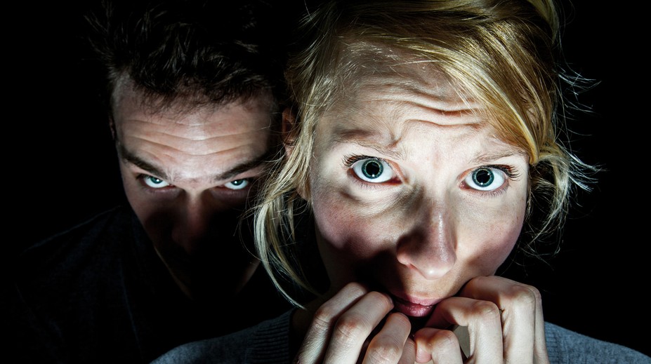 Najskôr vás očarí, potom z vás robí blázna. 7 znakov, že chodíte so sociopatom