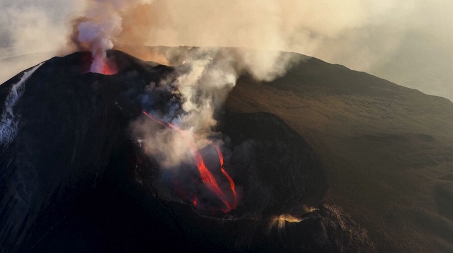Etna naďalej komplikuje dovolenky na Sicílii. Rušia stovky letov