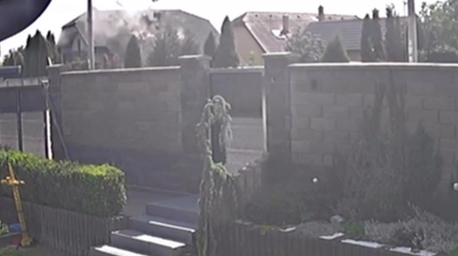 VIDEO: Exkluzívne zábery výbuchu domu pri Košiciach. Explózia vyrazila strešné okno, ulicou sa ozval ohlušujúci tresk