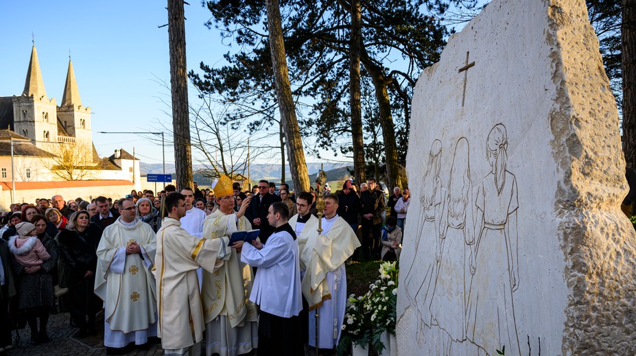Od tragédie, ktorá otriasla Slovenskom, prešli dva roky. Na Spiši požehnali pamätník trom dievčatám