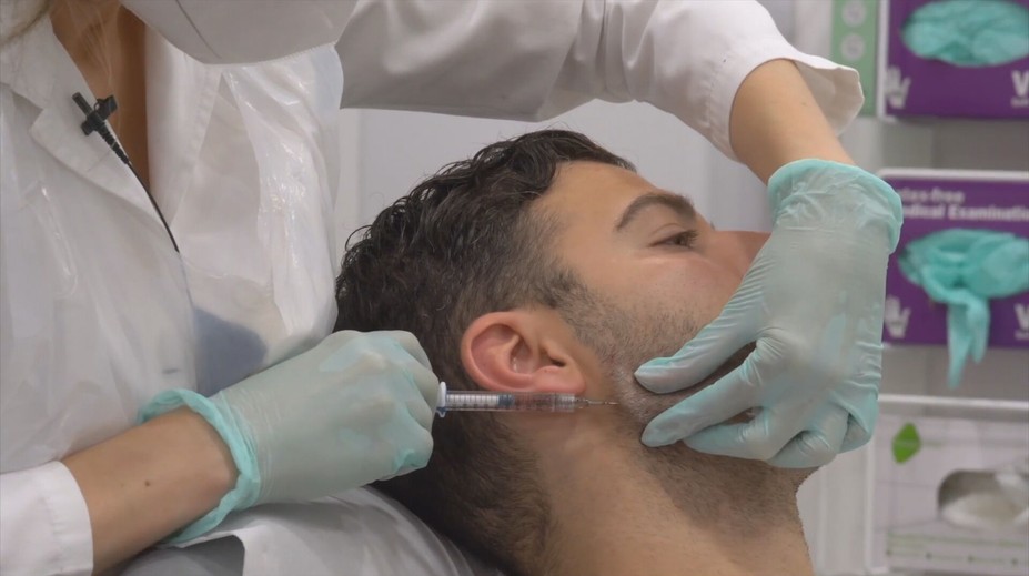 Udierajú sa do tváre kladivom a nechávajú si zlomiť nohy. Niektorí muži absolvujú nebezpečné estetické zákroky