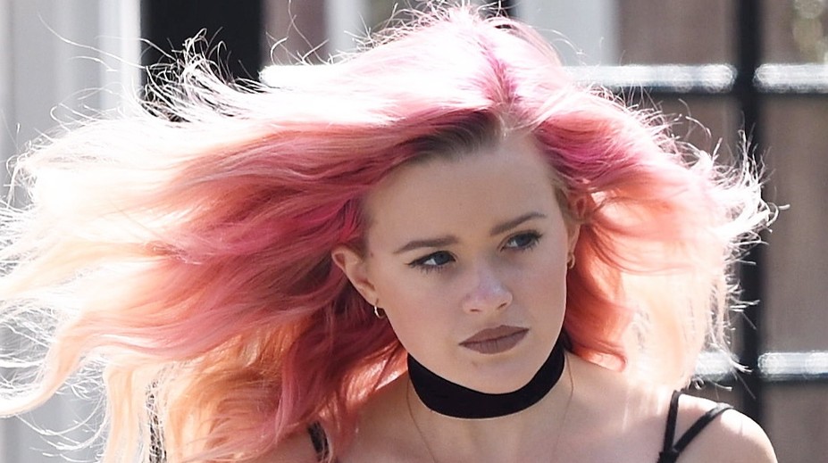 Dcéra slávnej herečky s ružovými vlasmi. Tá podoba je neuveriteľná