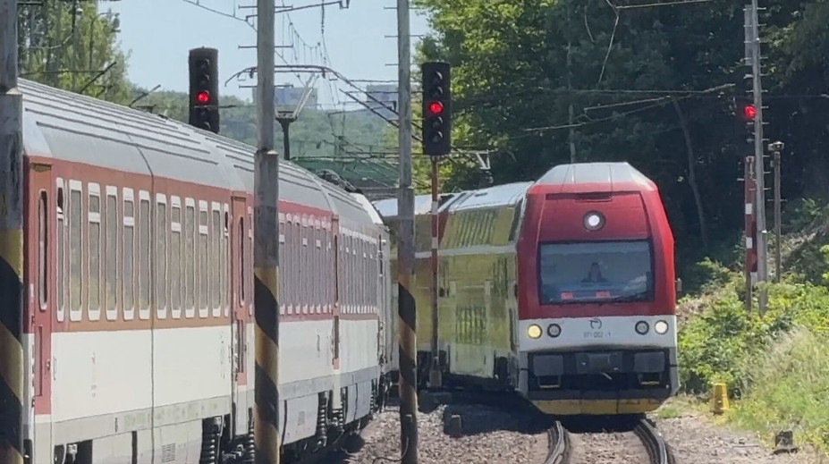 Cestovanie vlakom sa pre mnohých mení na lotériu. Železnice čoraz častejšie rušia spoje, chýbajú rušňovodiči