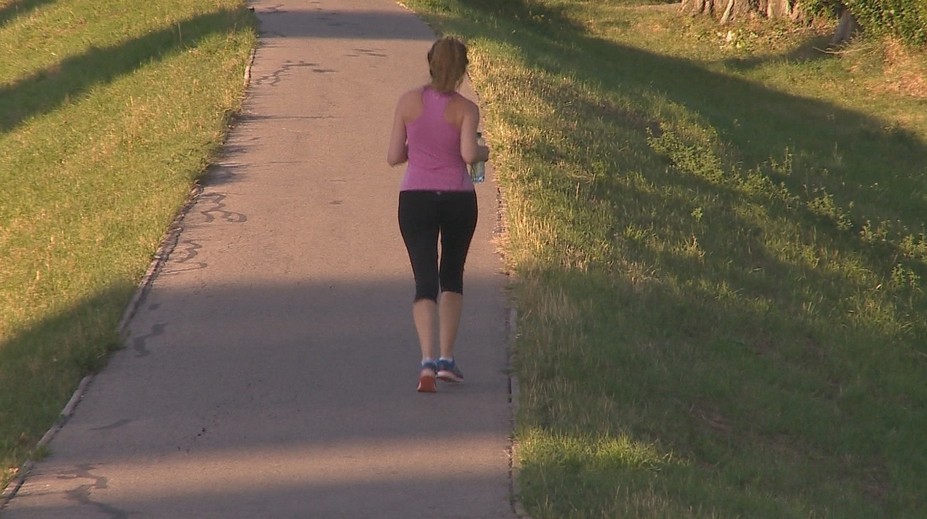 Bežkyňu na hrádzi v Nitre brutálne dobil muž. Útočníkom je údajne podľa polície Ukrajinec (20)