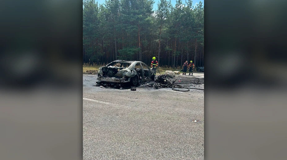 FOTO: Tragická zrážka auta a motorky pri Malackách. Vypukol požiar, jeden človek zahynul