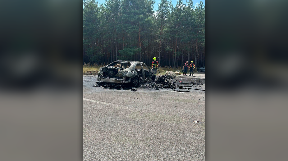 FOTO: Tragická zrážka auta a motorky pri Malackách. Vypukol požiar, jeden človek zahynul