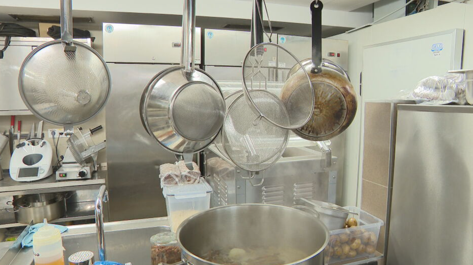 Bol právnikom, dnes stojí pri sporáku. Aj takto končia niektorí odborníci na Slovensku