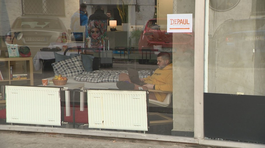 Ľudia bez domova žijú na ulici ako vo výklade. Známe osobnosti si vyskúšali, aké to je