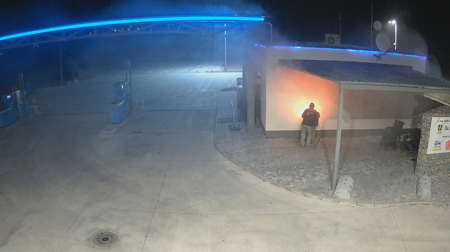 Prišiel, podpálil kôš na benzínke a odišiel. Vystopovali sme pomaly chodiaceho muža so zapaľovačom