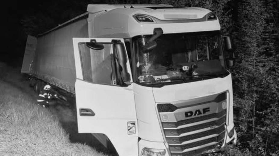 Smrteľná nehoda na juhu Slovenska. Vodič kamióna neprežil, skončil v priekope