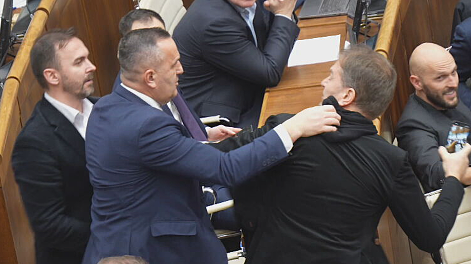 Prekročenie červených čiar. Poslanci v parlamente prerazili dno, tvrdia experti