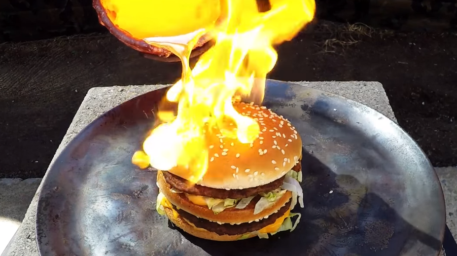Toto sa stane s hamburgerom, keď naň nalejete roztavenú meď