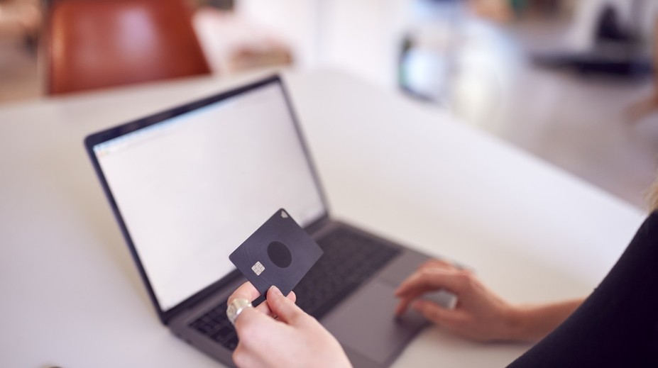 Pozor pri nákupe darčekov. Na internete sa to hemží rizikovými e-shopmi a podvodnými stránkami (zoznam)