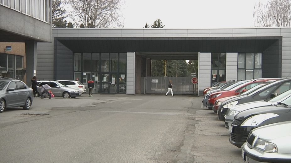 Do práce si nemôžu objednať jedlo. Musia využívať jedáleň, s ktorou nie sú spokojní