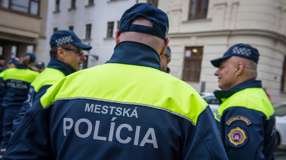 Muž, ktorý súložil s manželkou na železničnej stanici na Liptove, ide na 120 dní do basy. Sudca vysvetlil prečo