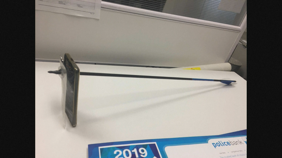 Chcel si odfotografovať muža s lukom na ulici. Mobil mu zrejme zachránil život