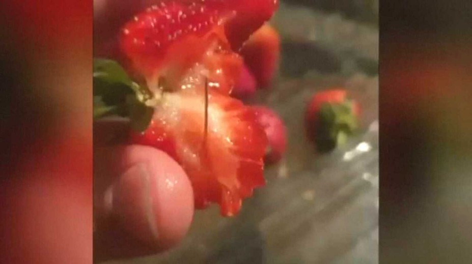 Žena, ktorá schovávala ihly do jahôd, sa postavila pred súd. Prečo to robila?