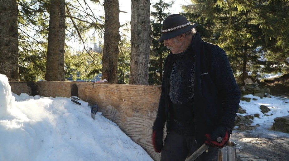 Počasie mu nepraje, na stavbu je sám. Legendárny chatár zbiera sneh po troškách, postaviť chce jedinečný Betlehem