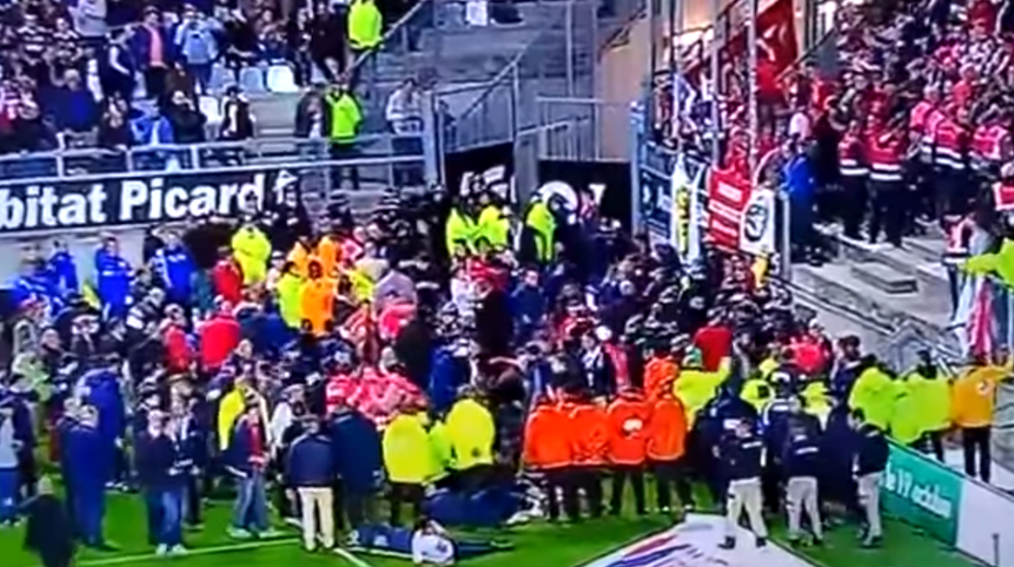 VIDEO: Pod fanúšikmi sa prelomilo zábradlie, piati ľudia sú vážne zranení