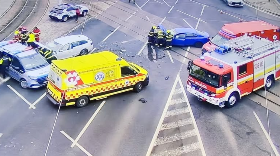Nehoda paralyzovala centrum Bratislavy. Vozidlá skončili v električkovom koľajisku