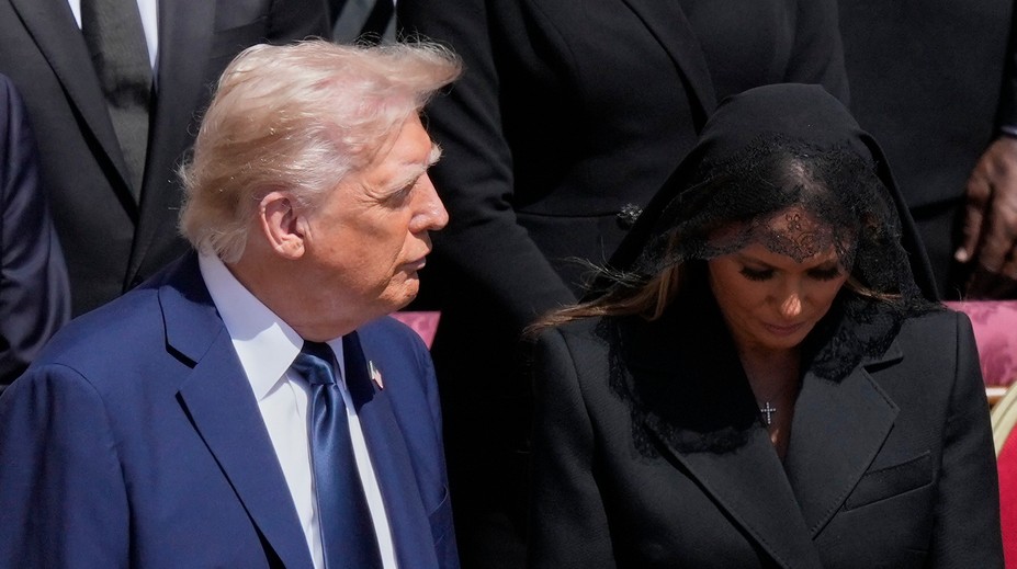 Zneváženie smútočného obradu? Trumpa kritizujú za oblek na pohrebe pápeža