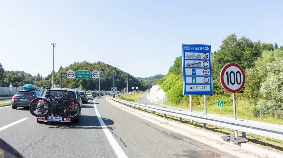 Veľké horúčavy v Chorvátsku komplikujú dopravu. Turisti stoja v dlhých kolónach